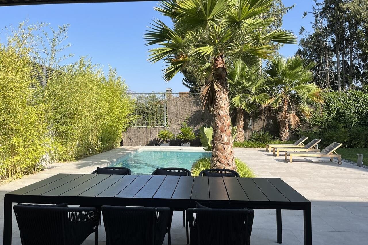 Jardín Caribeño Privado, oasis tropical en Madrid para fiestas salvajes con palmeras de fondo.