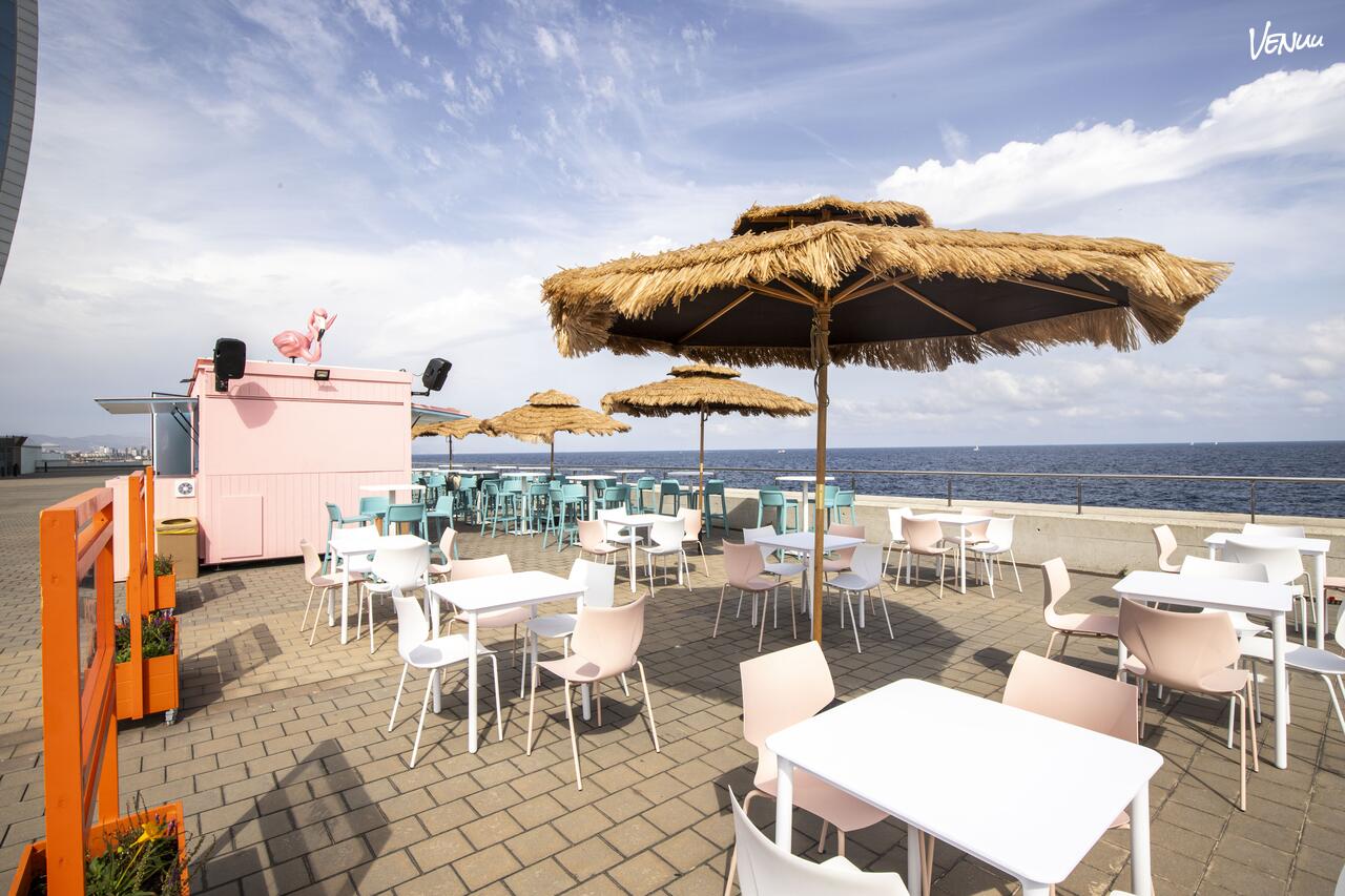 Terraza junto al mar en Barcelona ideal para cumpleaños infantiles al aire libre con estilo.