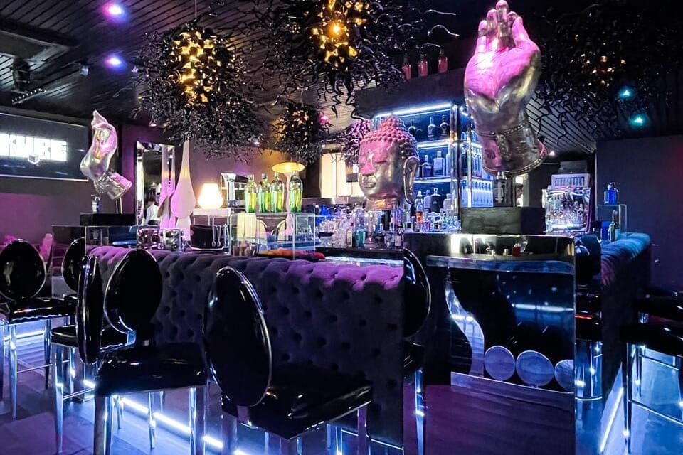 Kube Madrid: Local moderno y dinámico en Madrid ideal para fiestas privadas con música vibrante y ambiente energético.