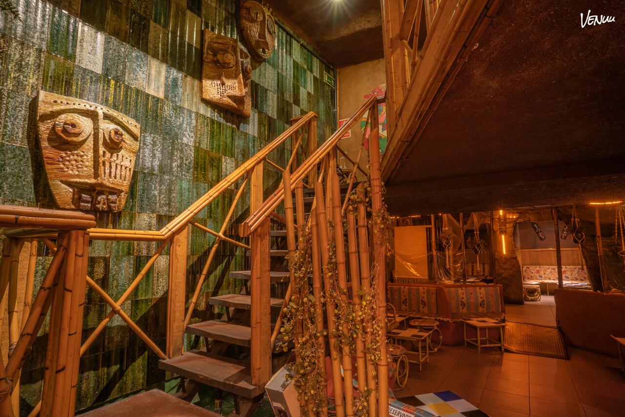Kahiki Bar, un local en Barcelona con ambiente tropical ideal para fiestas privadas y cumpleaños temáticos.