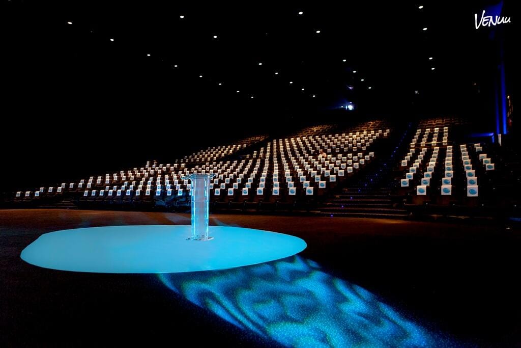  Sala de conferencias en Kinépolis Diversia Alcobendas con tecnología de vanguardia.