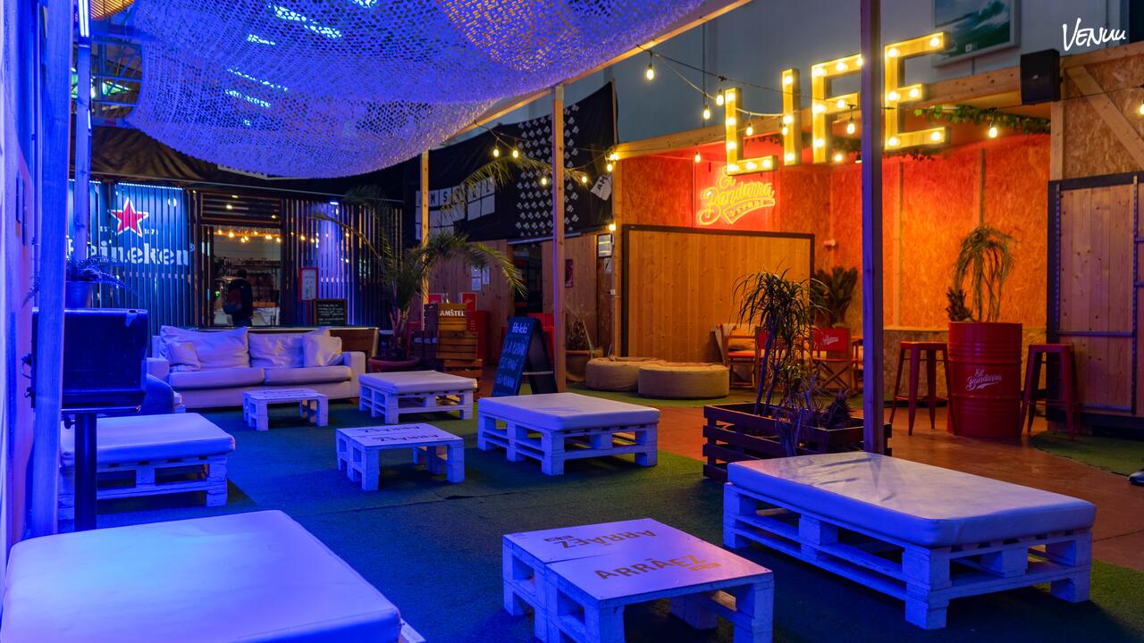 La Casa de la Mar, un espacio con música en vivo ideal para despedidas de soltera en Valencia.