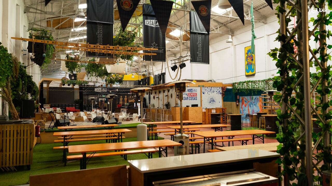  Espacio cultural junto al mar con comida callejera y conciertos para cenas grupales informales.