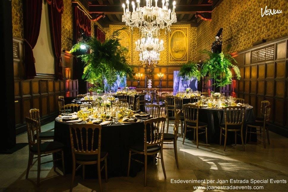 Espacio histórico con decoración clásica y solemnidad perfecta para bodas elegantes sin baile.