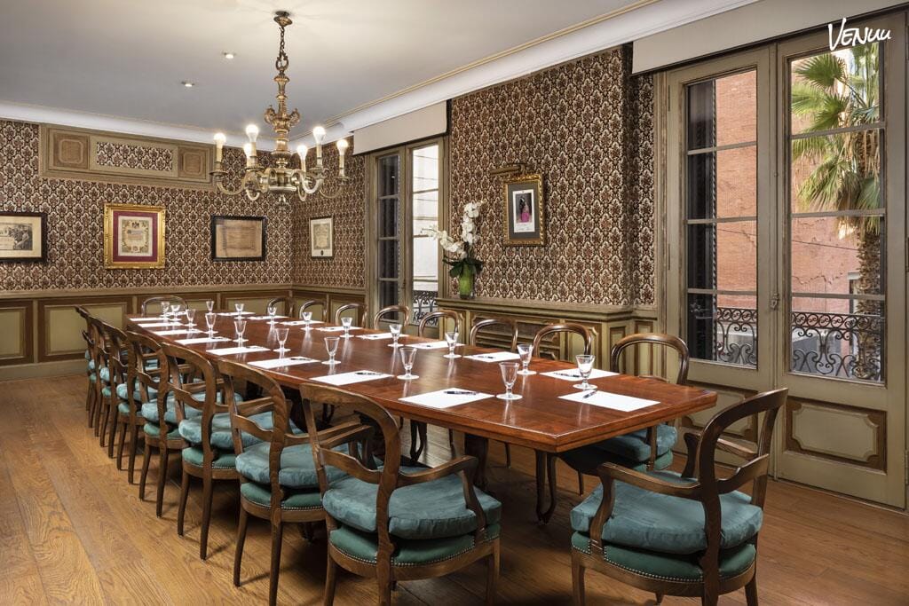 La Casa de la Seda Sala de reuniones, espacio elegante e histórico para reuniones con distinción.