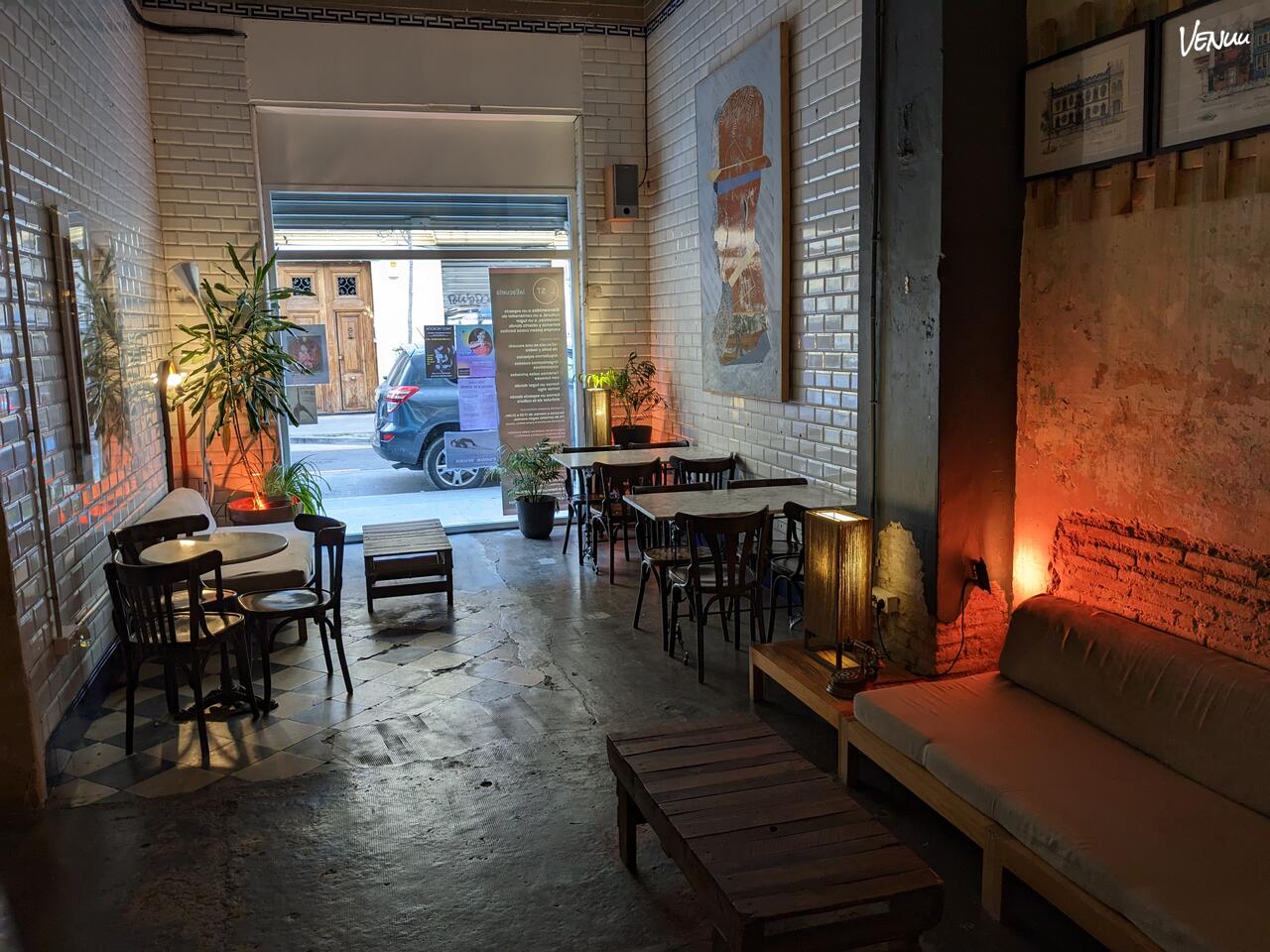 La Escuela de Ruzafa - Sala Club Social, un espacio en Valencia ideal para celebrar cumpleaños con un toque alternativo y un ambiente único.