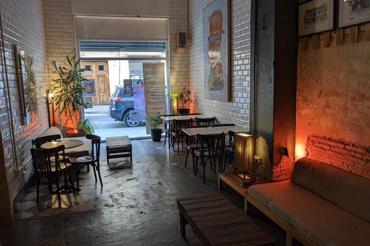  La escuela de ruzafa: Sala creativa con decoración urbana, perfecta para una fiesta sin reglas.