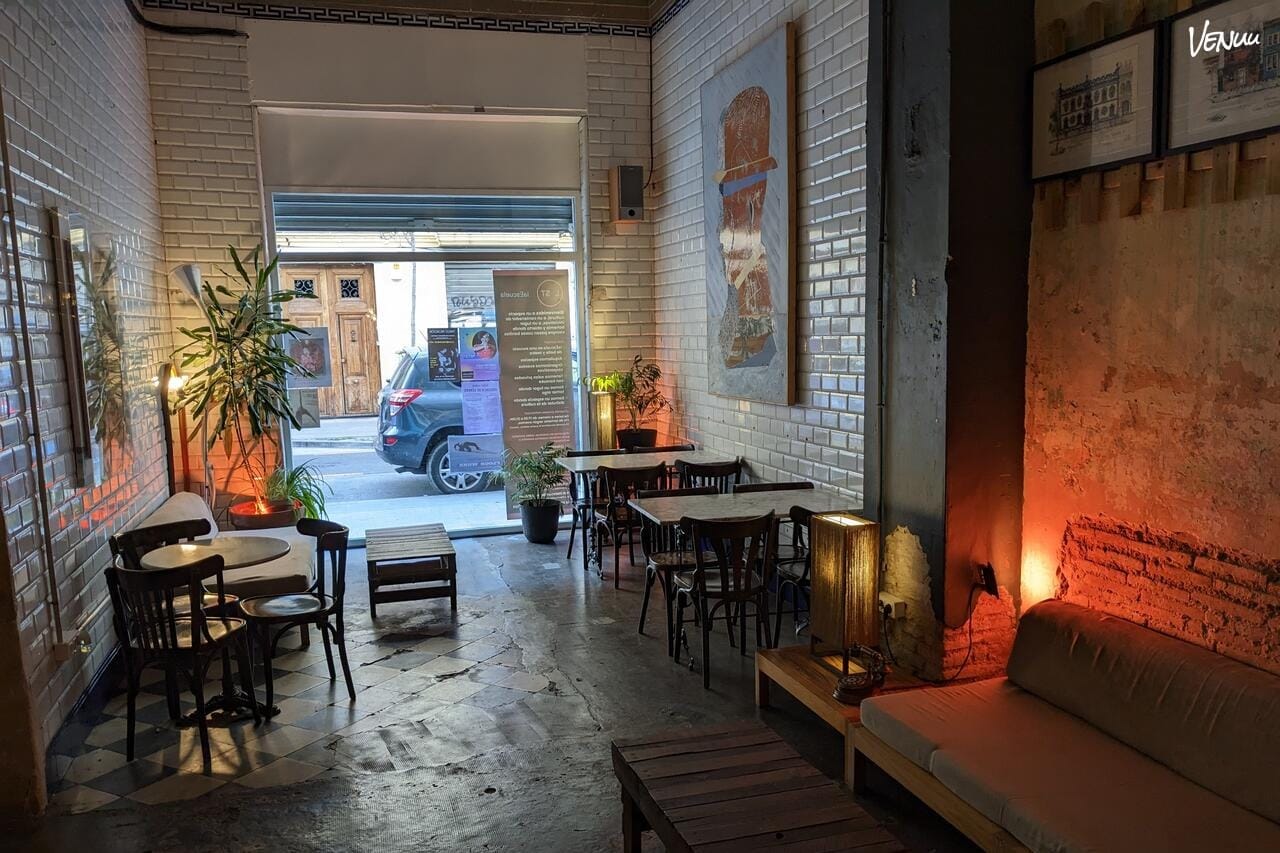 La Escuela de Ruzafa, espacio arty con alma de club secreto y cuerpo de bar hipster.