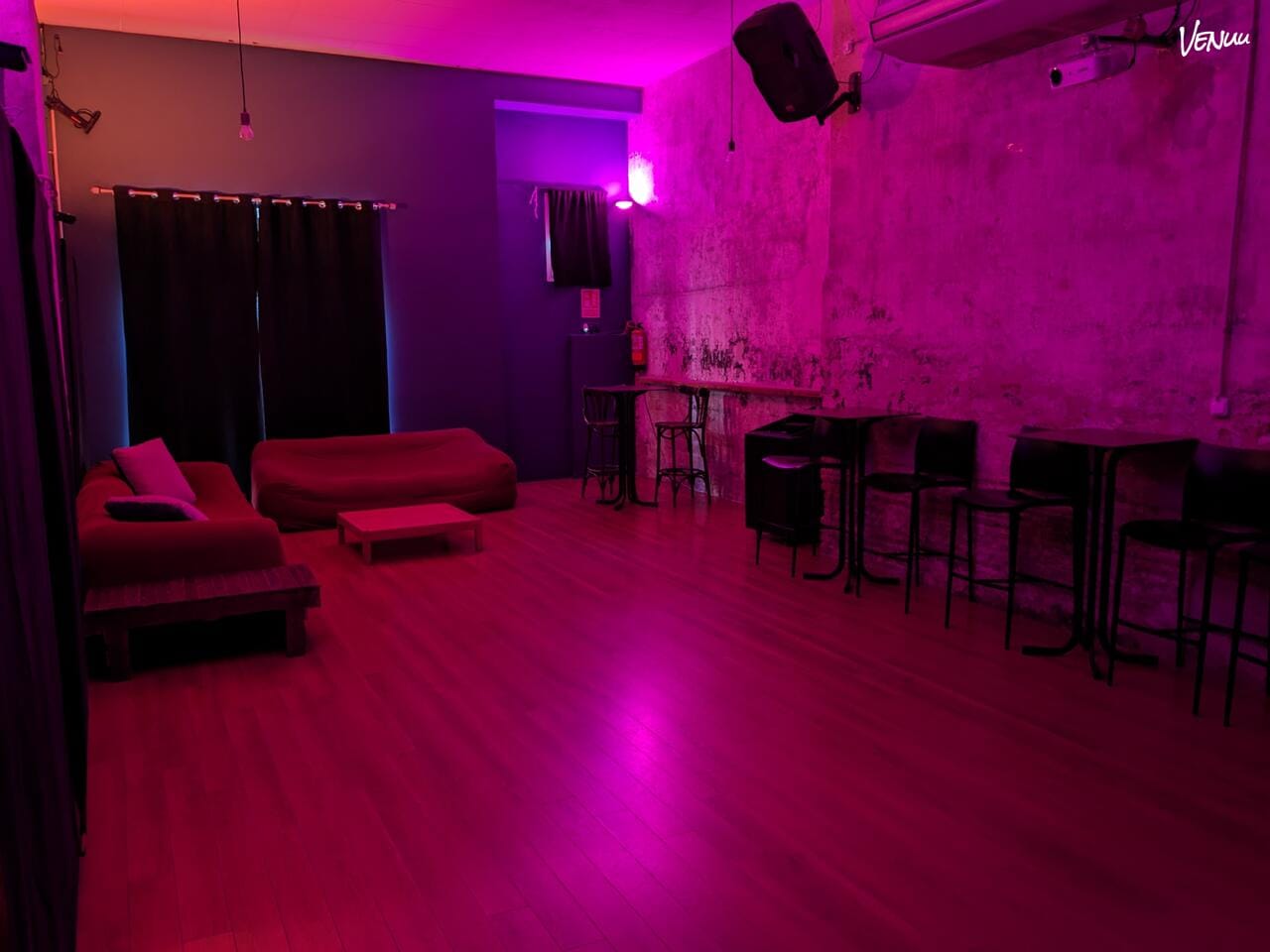  La Escuela de Ruzafa - Sala Mediana, un local en Valencia ideal para fiestas privadas con múltiples posibilidades.