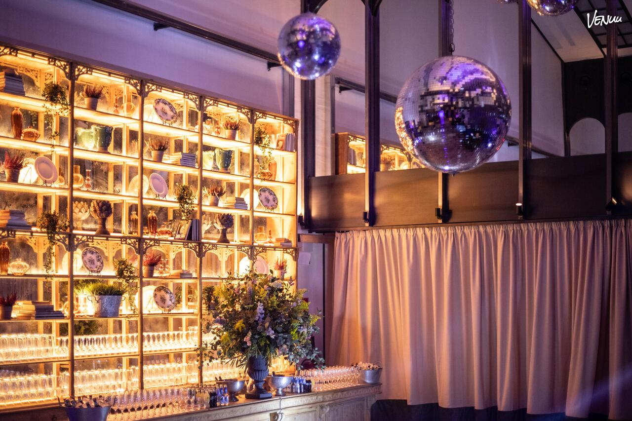 La Industrial Eventos – "Un lugar con diseño moderno e industrial, perfecto para cenas de gala con un toque contemporáneo y personalizable."