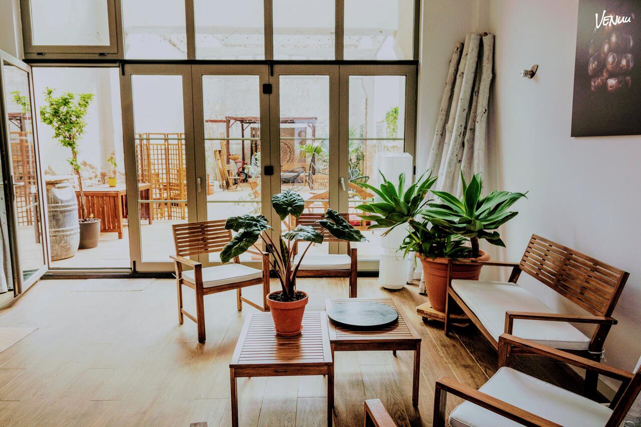 La Villa Zen Barcelona, espacio con jardín e interior tranquilo para reuniones inspiradoras.