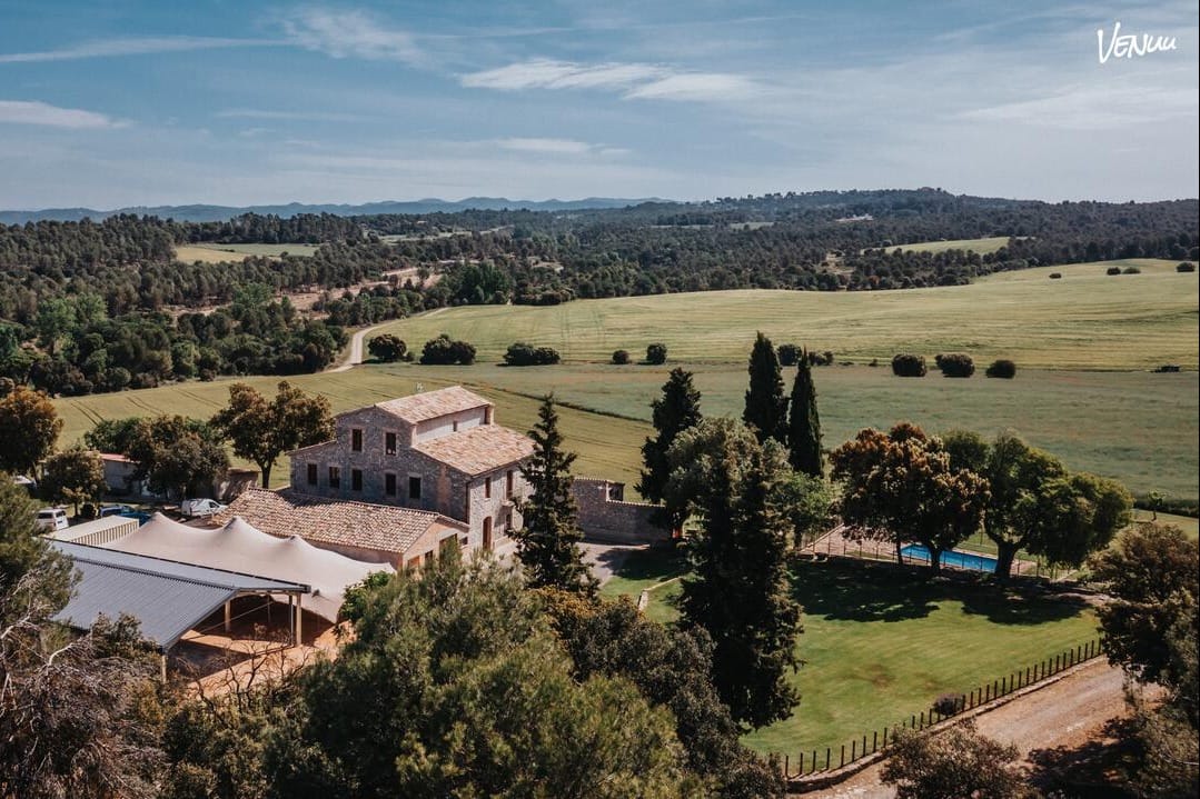 Les Quingles, una masía en Barcelona donde las bodas son elegantes pero con fiesta asegurada.