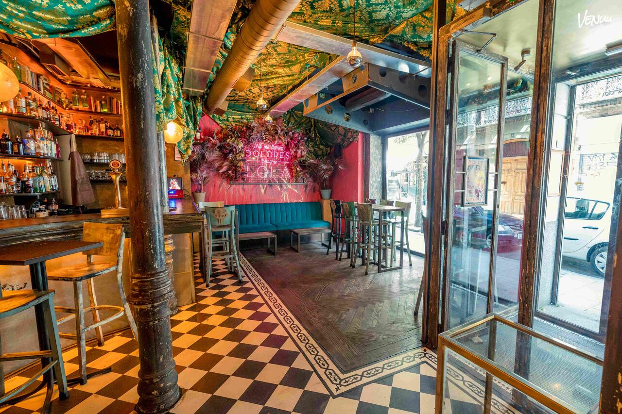 Lola 09: Bar acogedor y con encanto en Madrid centro, ideal para reuniones con amigos, fiestas familiares y eventos privados.