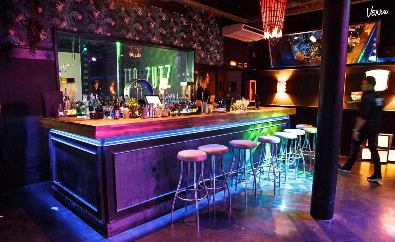 Los Altos, un local exclusivo en Barcelona perfecto para fiestas privadas con un toque de lujo, glamour y champán en la mano (aunque luego termines bailando encima de la mesa).