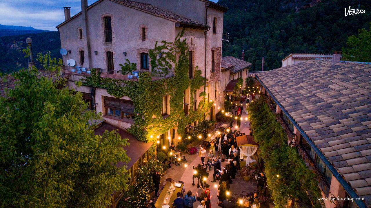 Masía El Follo: Masía rodeada de naturaleza, ideal para fiestas con vistas espectaculares y aire puro. Sí, el nombre es gracioso, pero la fiesta aquí es seria.