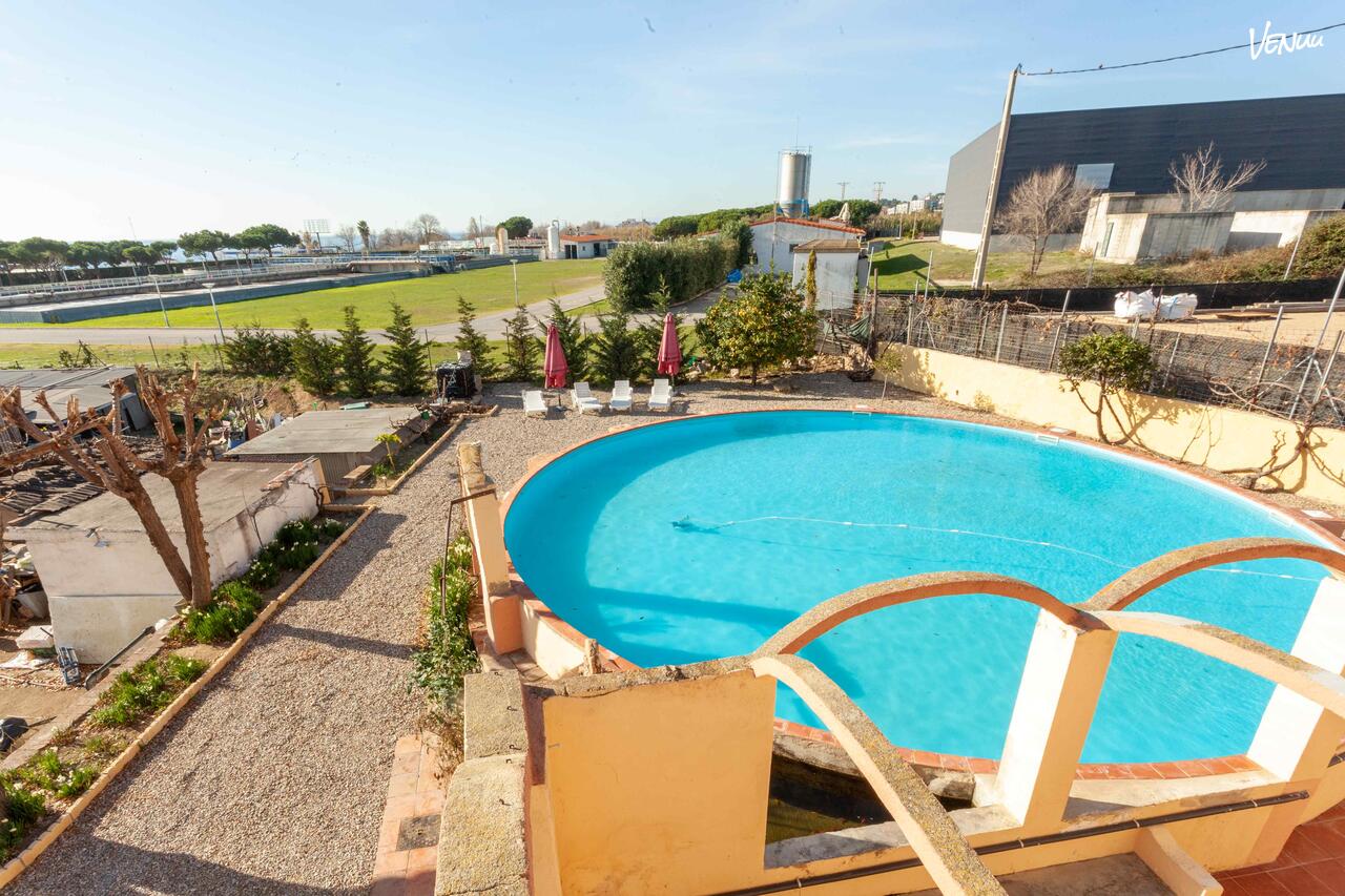  Masia La Bomba, con su encanto rústico y natural, lista para eventos únicos.