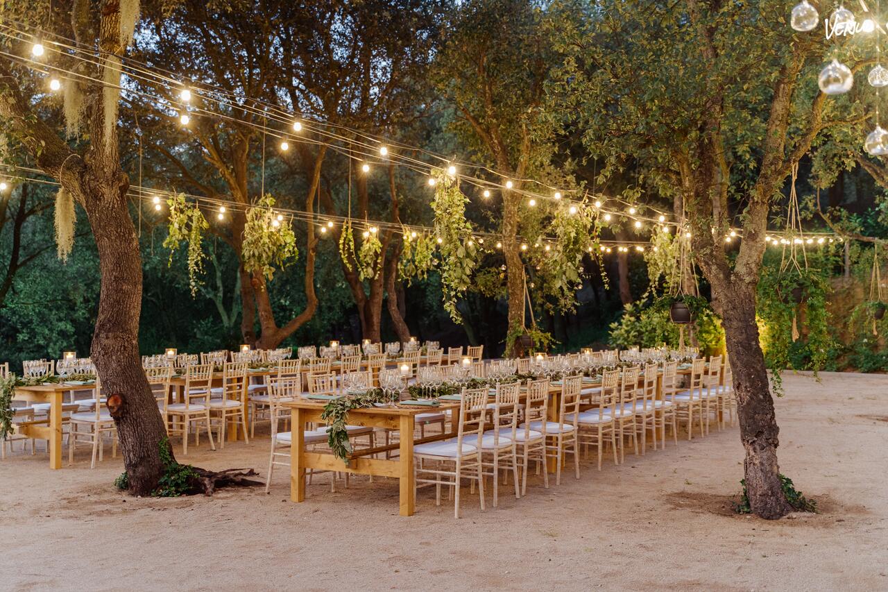  Masía rodeada de un bosque de encinas, ideal para eventos mágicos.