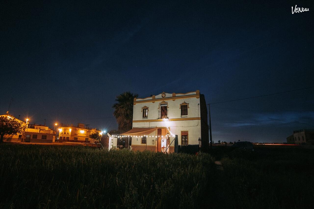 Masia en la huerta, un lugar rústico y encantador entre naranjos en Valencia.