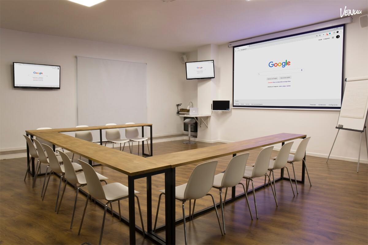 Sala de conferencias Masterclass Madrid con un ambiente educativo y profesional.