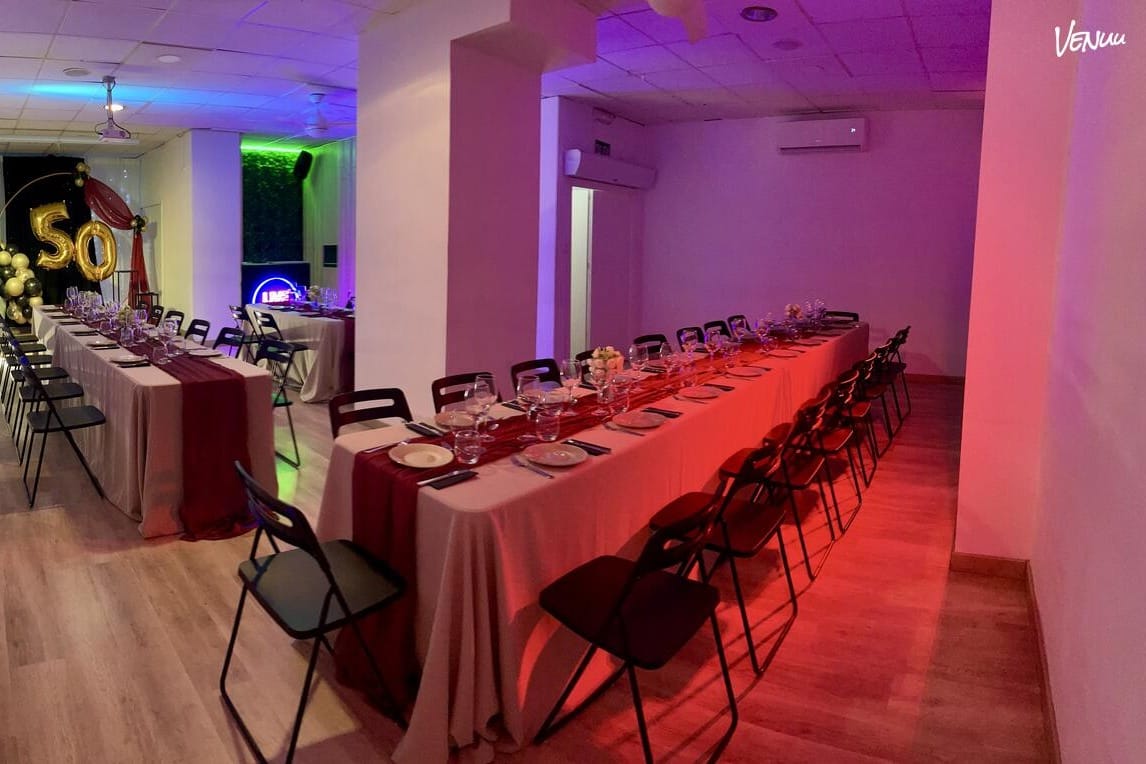 Sala equipada para bodas con música, luces y ambiente festivo sin romper el presupuesto.