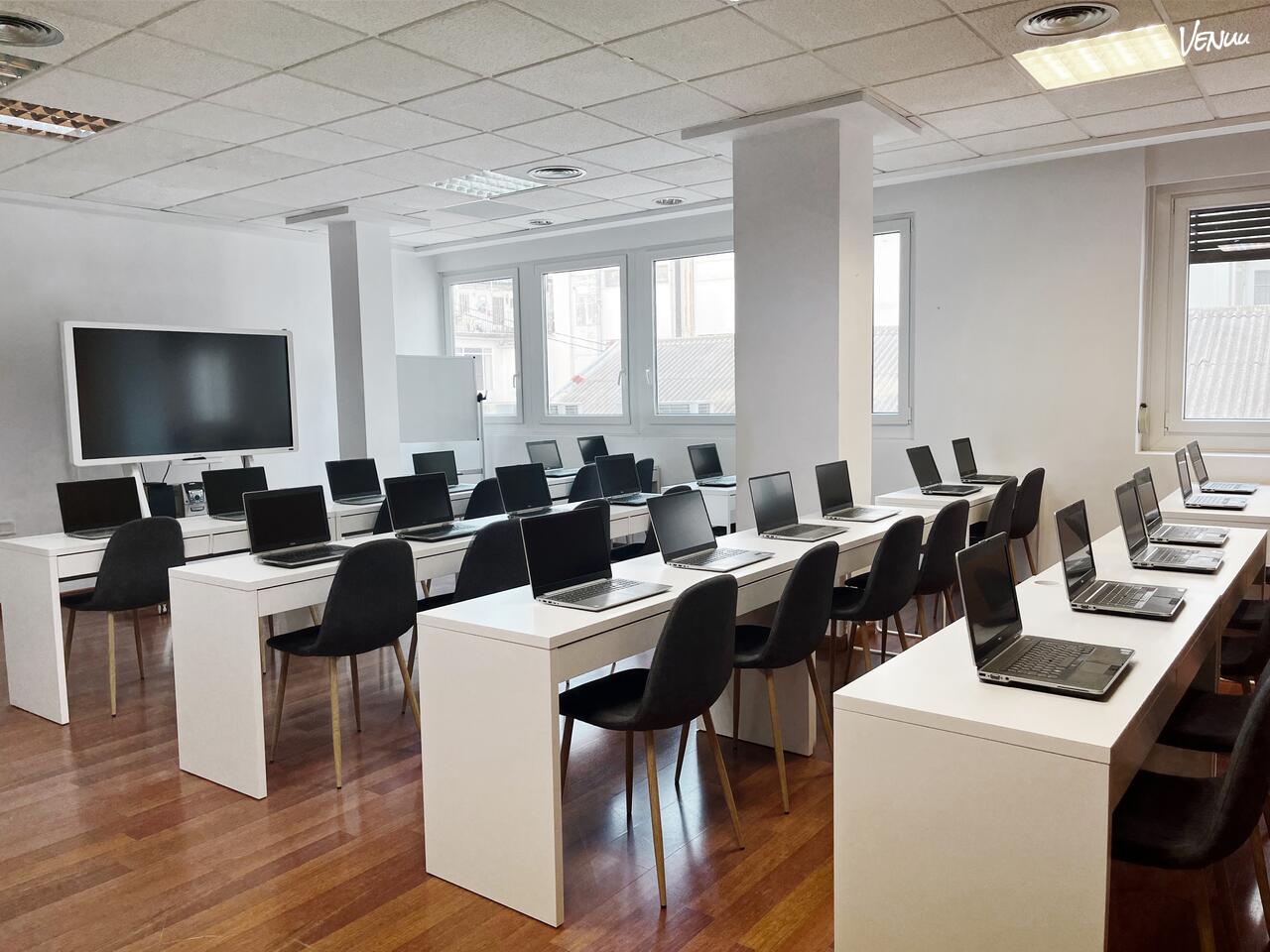 Nextraining - Aula 2, un espacio en Valencia para eventos corporativos sin distracciones.