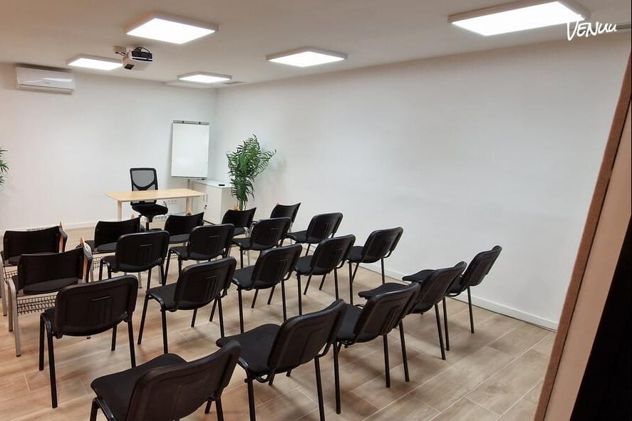  Nexus - Sala D, una sala de reuniones en Barcelona con todo lo necesario para trabajar sin distracciones.