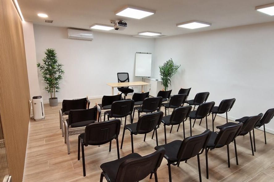  Nexus Sala D, sala moderna y equipada para reuniones profesionales con tecnología top.