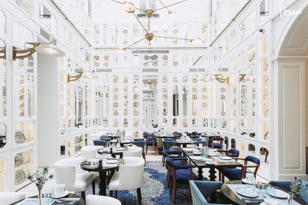 Only YOU Boutique Hotel – Salón de Platos – "Salón elegante dentro de un hotel boutique, diseñado para cenas de gala con un ambiente refinado pero acogedor."