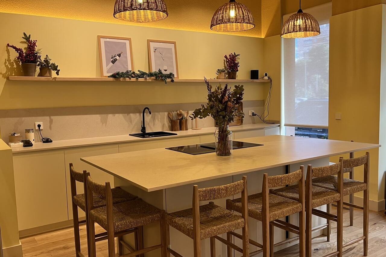 Origen Espacio Eventos, sala luminosa con estética natural para reuniones relajadas e inspiradoras.