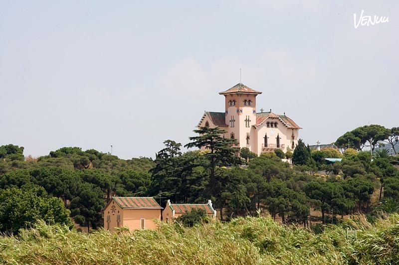Palau Montcada: Un palacio elegante para celebraciones con un toque de nobleza. Aquí cada brindis parece sacado de una película de época.