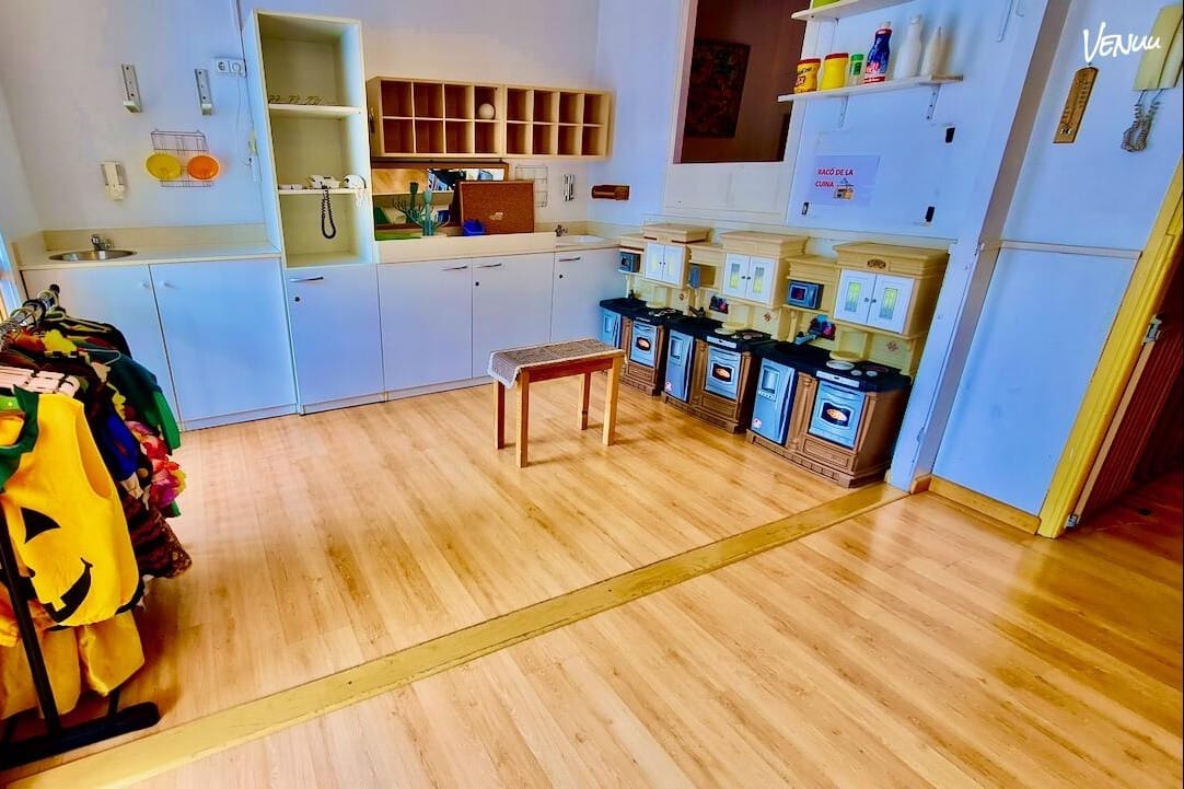 Espacio infantil encantador para fiestas de cumpleaños en ambiente acogedor y divertido.