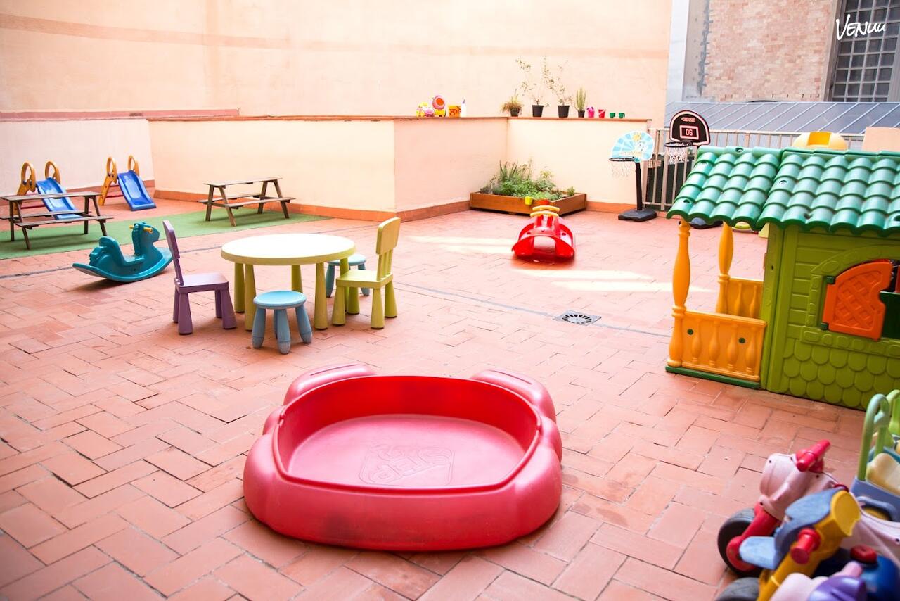 Espacio infantil tierno y encantador para fiestas de cumpleaños tranquilas y llenas de imaginación.