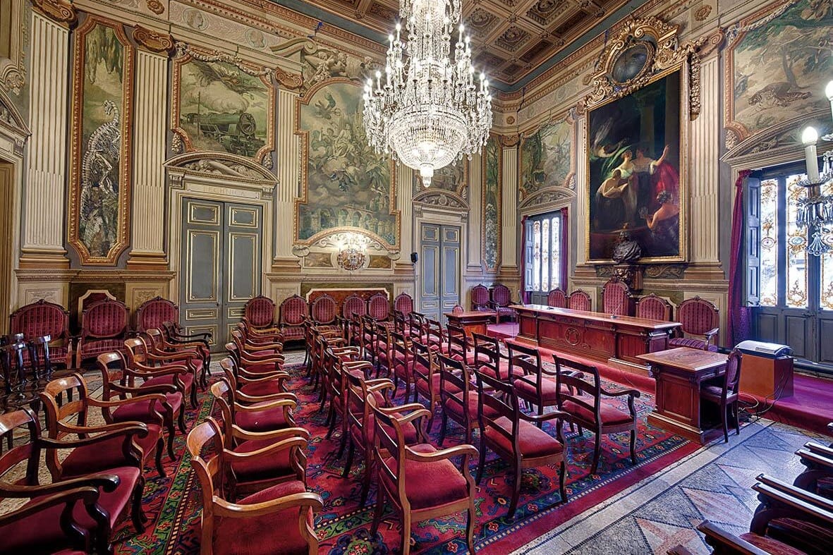 ACAB - Salón de Actos, un espacio en Barcelona donde las conferencias tienen más autoridad que un juez en pleno veredicto.