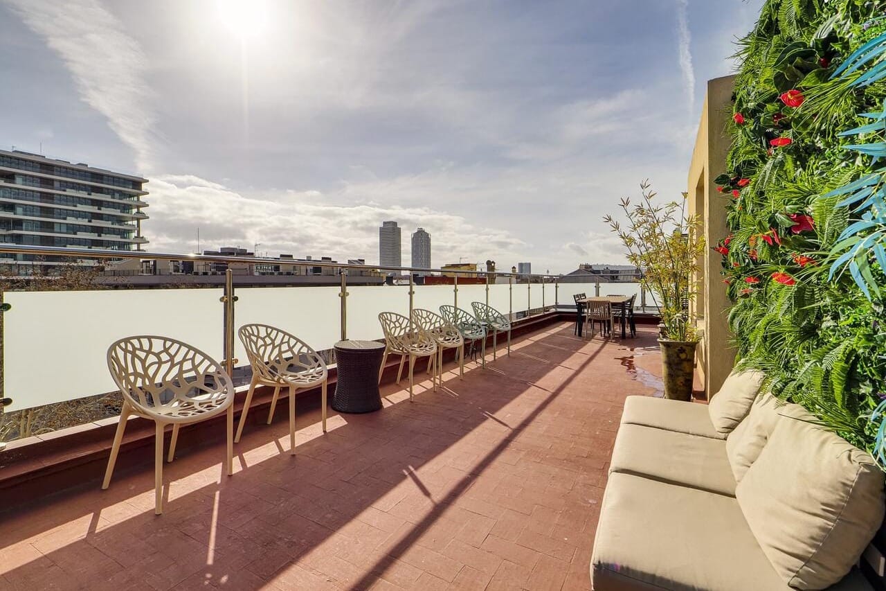 Rooftop Poblenou, terraza cool con vibe urbana ideal para eventos relajados con estilo.