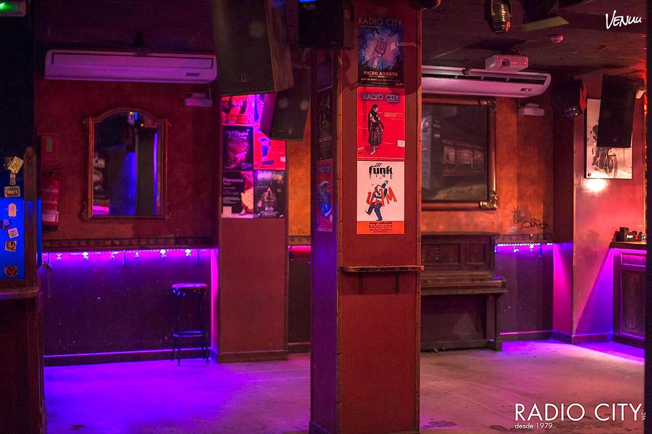 Radio City Sala Escenario, un espacio cultural y vibrante ideal para fiestas con alma artística en Valencia.