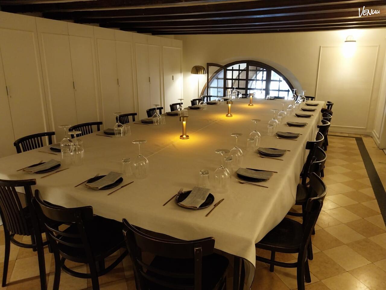 Restaurante Glaciar - Speakeasy, un restaurante en Barcelona con ambiente clandestino, ideal para grupos que quieren cena y cócteles con un toque de misterio.