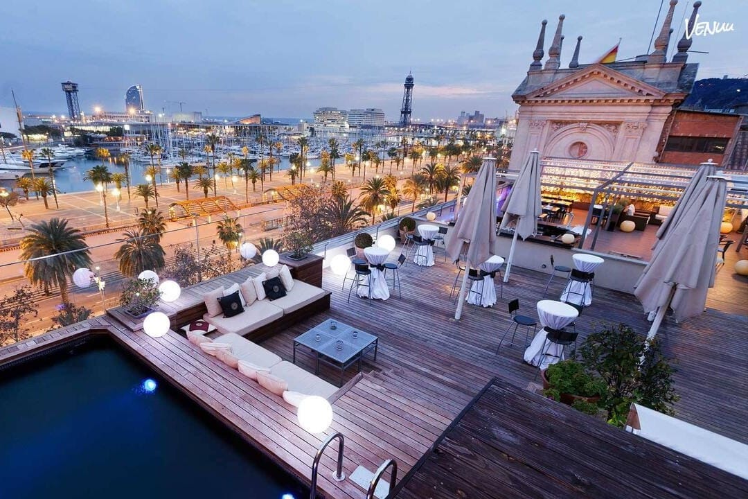 Rooftop con vistas al puerto de Barcelona, un espacio donde los cumpleaños se sienten exclusivos.