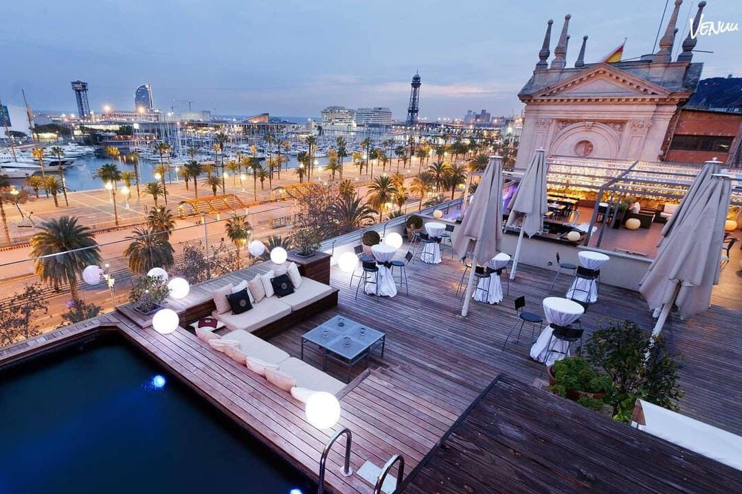 Rooftop con vistas al puerto de Barcelona, un rooftop en Barcelona donde los aniversarios se celebran con clase y mar de fondo.