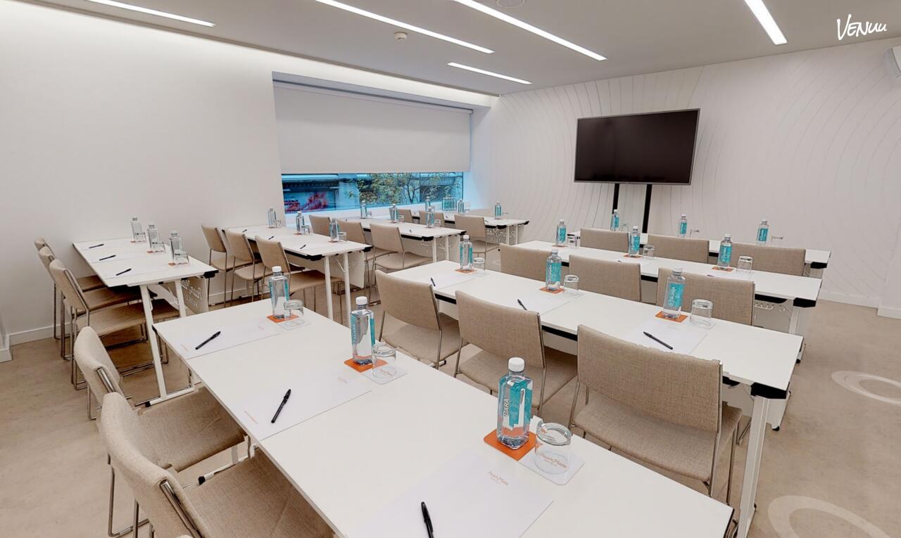 Sala de conferencias Room Mate Óscar - Sala Privé en Madrid con un ambiente exclusivo.