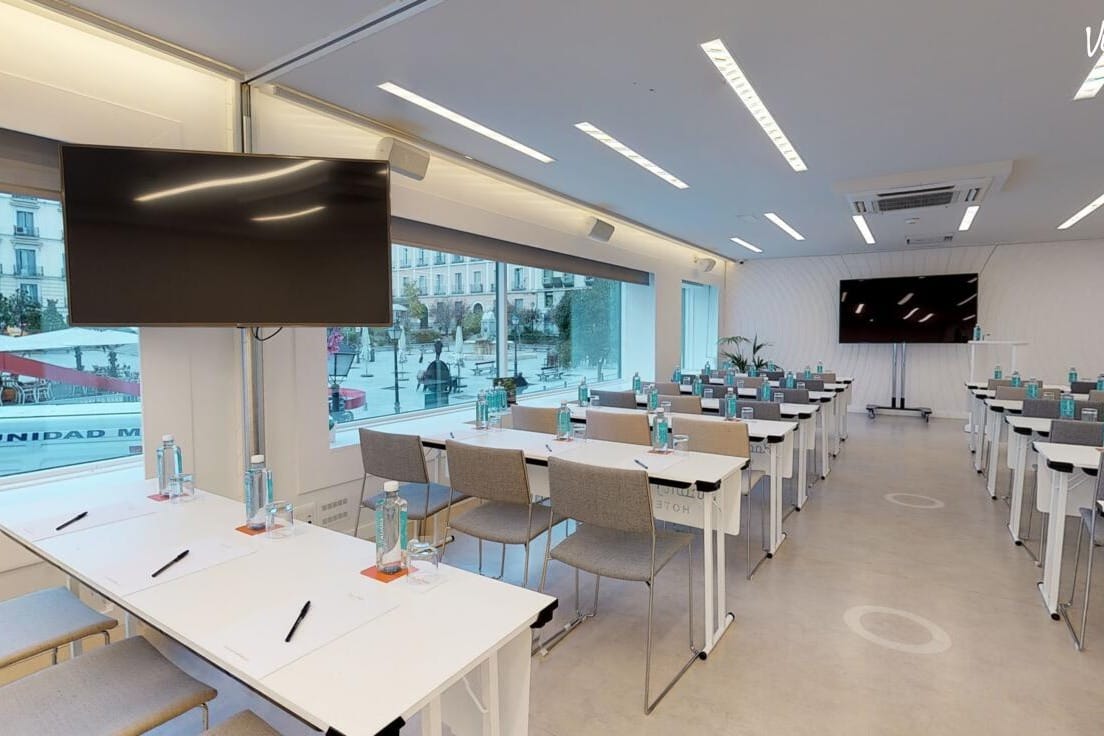 Sala Room Mate en Hotel Óscar, un espacio atrevido, colorido y vibrante ideal para eventos con alma creativa.