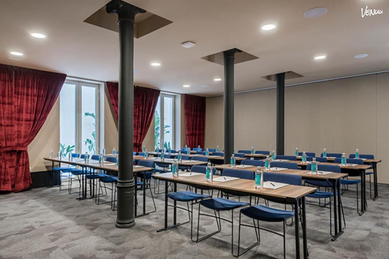  Sala Roma en Room Mate Alba, un espacio con elegancia y luz para reuniones y eventos con carácter.