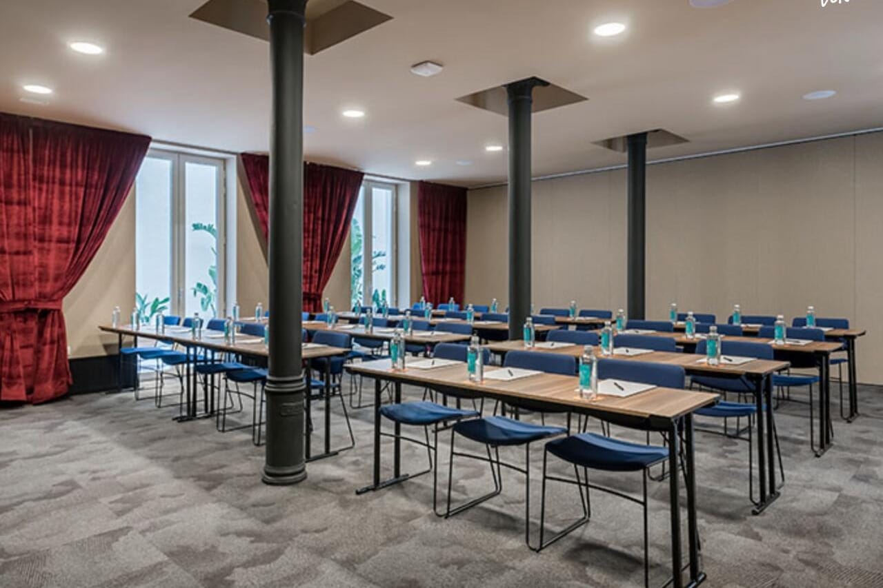 Room Mate Alba Sala Roma, sala boutique con elegancia para reuniones en el centro.