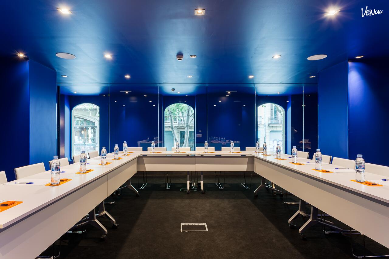 Room Mate Carla - Sala México, un hotel en Barcelona donde hasta la reunión más seria se siente relajada.