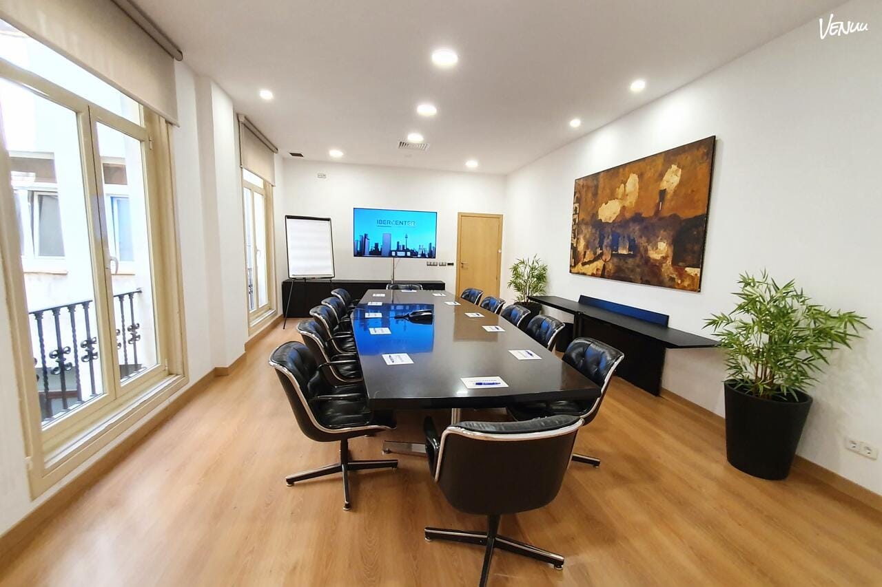 Sala A Gran Vía, espacio céntrico y funcional ideal para reuniones en Madrid.