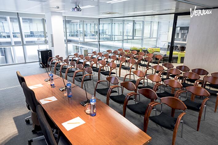 Sala Güell o Sala Milà, un espacio en Barcelona ideal para eventos corporativos con un ambiente artístico y distinguido.