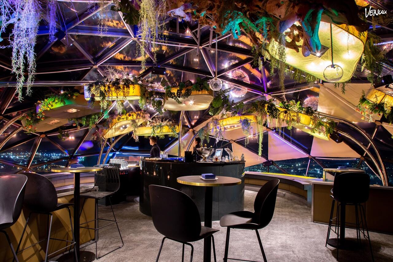 Skyfall, un bar exclusivo en Barcelona perfecto para celebrar un cumpleaños con glamour.