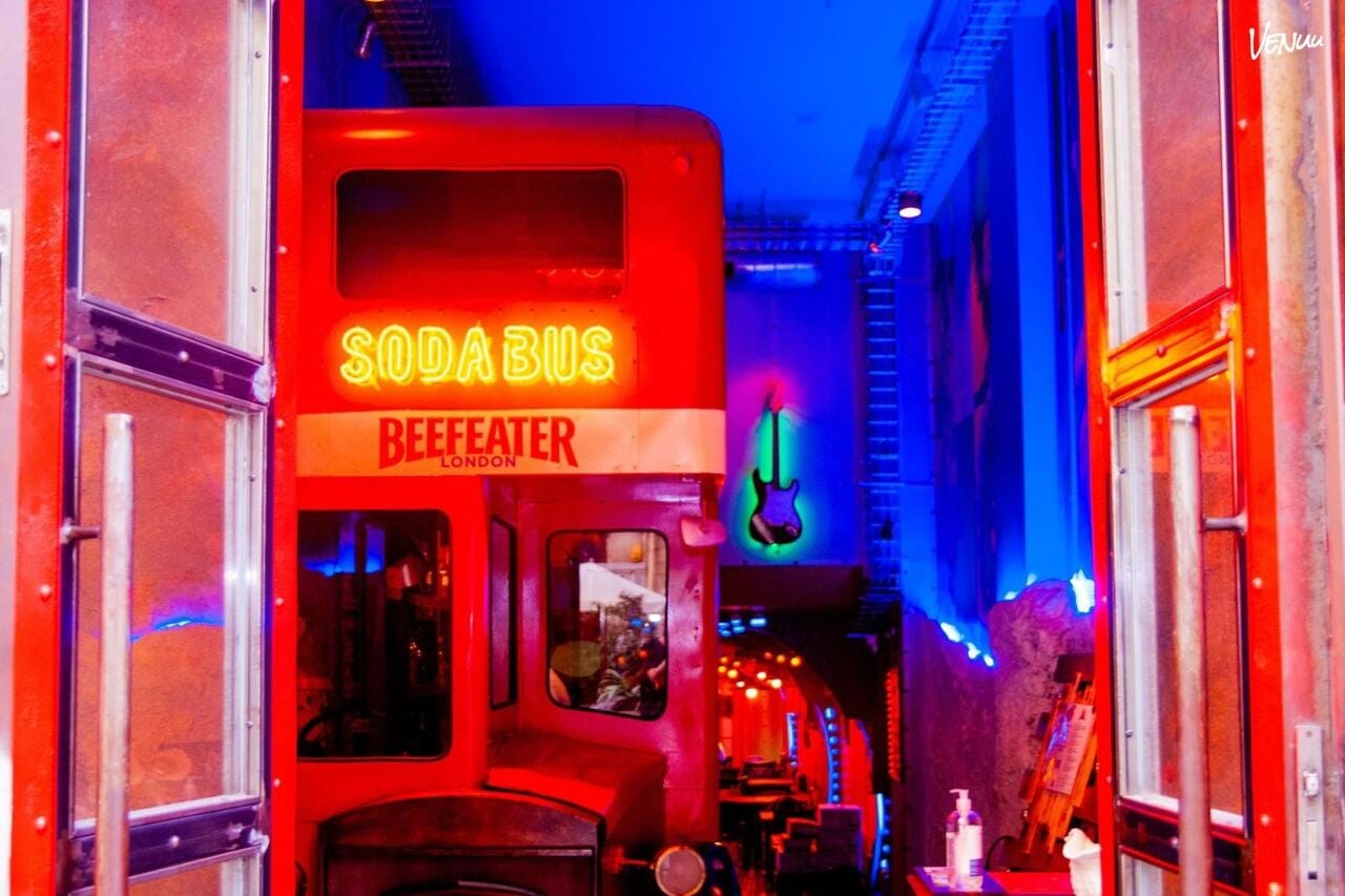 Autobús disco para despedidas salvajes y originales por las calles de Barcelona.