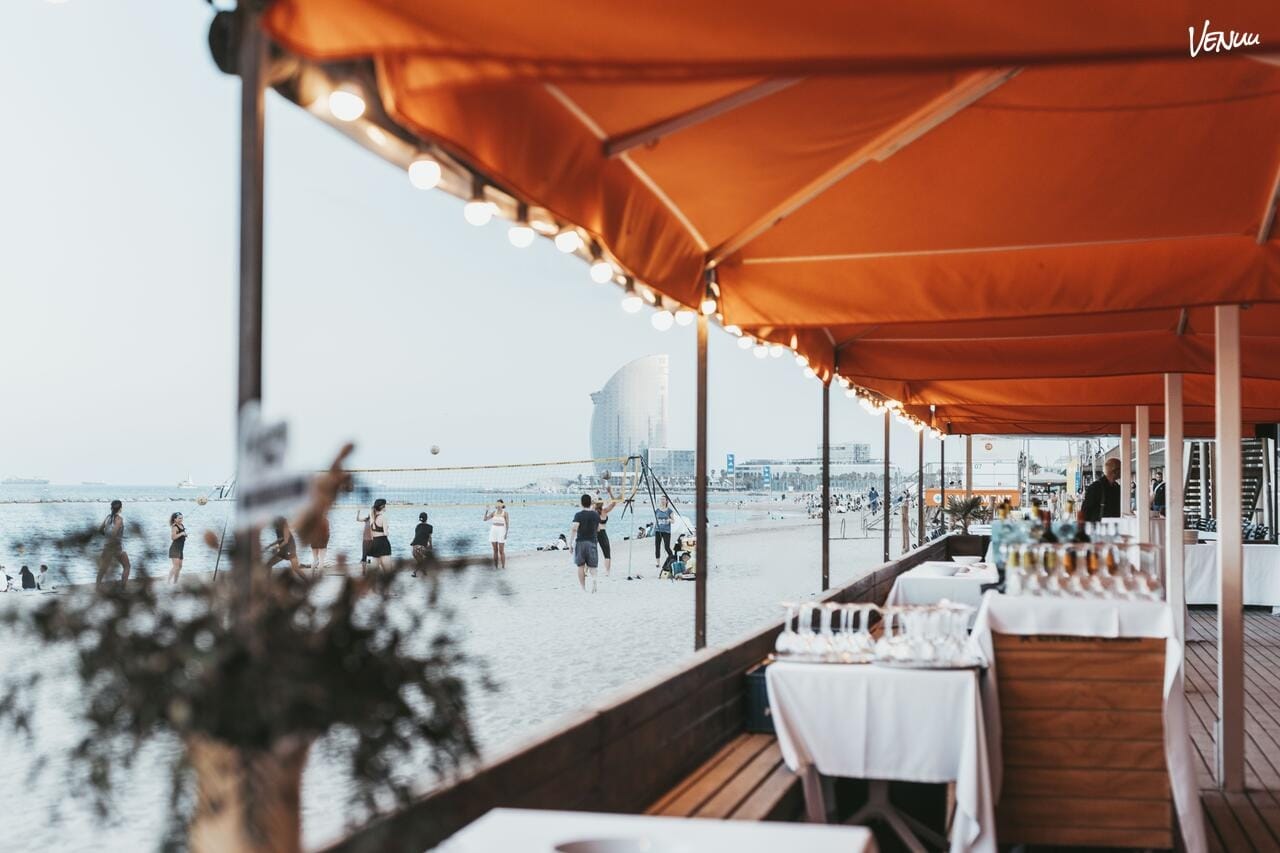 Sal Mar, un restaurante en Barcelona donde las bodas económicas se celebran con vistas al mar.