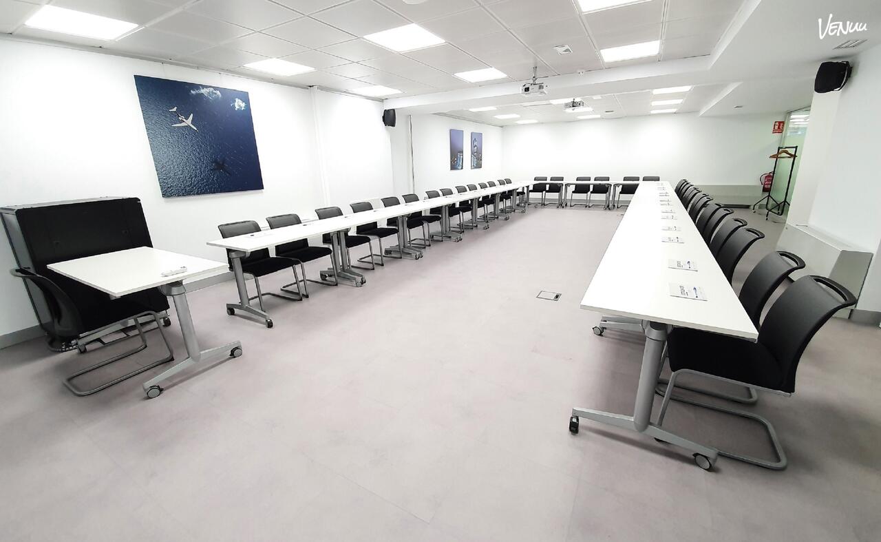 Sala OP, un aula de formación en Madrid ideal para cursos, talleres y conferencias profesionales.