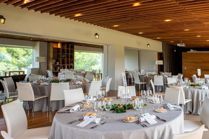 Sala Vilarnau en Caves Vilarnau, bodega moderna ideal para bodas burbujeantes.